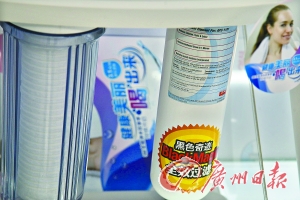 在选购时，看清楚滤芯是关键。