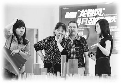 重庆市民在房交会上选楼盘。 新华社记者 陈诚摄 